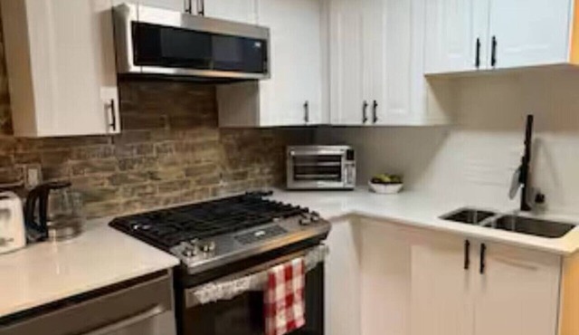 Charming Downtown 3BR Combo Room