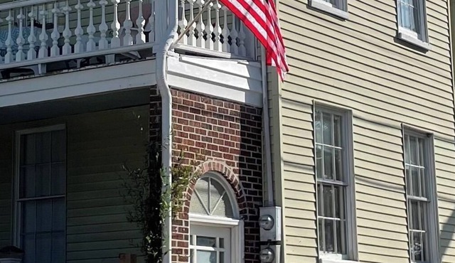 Charming Downtown Apartment in a Charleston Single House
