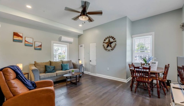 Charming downtown apartment! Walking distance to hotspots and attractions!