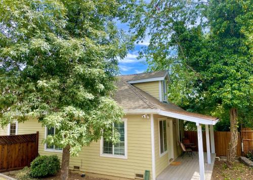 Charming Downtown Cottage