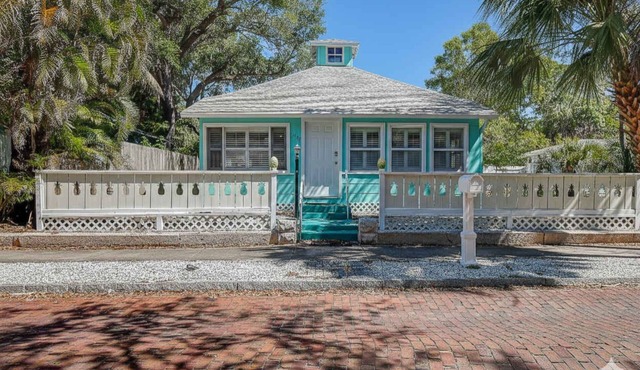 Charming Downtown Gulfport Escape, Snowbird Friendly