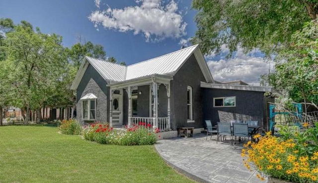 Charming Downtown Salida Home Fenced Yard & BBQ