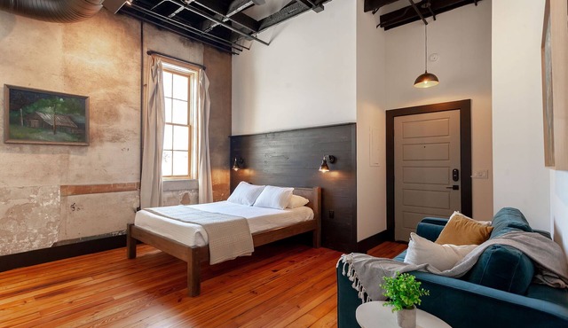 Charming Downtown Loft Suite, Walkable, Kitchenette, Historic Character