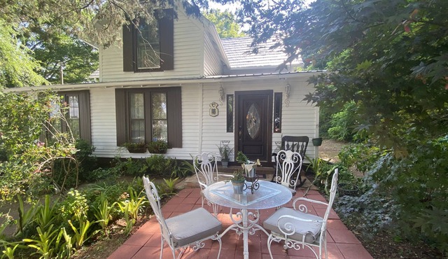 CHARMING DOWNTOWN HISTORIC HOME IN THE HEART Of IT ALL!!