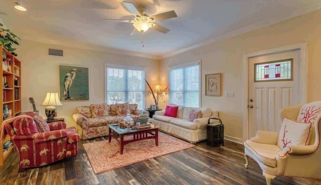 Charming Downtown Suite w/Private Balcony