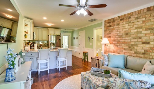 Charming Duplex: 12 Mi to UGA & Sanford Stadium!