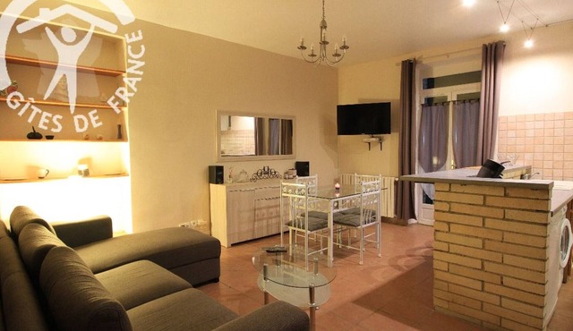 Charming duplex with parking and Wi-Fi near Montargis