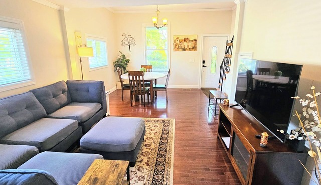 Charming duplex with private yard. Close to the beach, dining & shopping!
