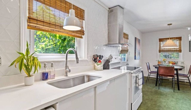 Charming Durham Retreat: Stroll to Duke & Relax on Front Porch