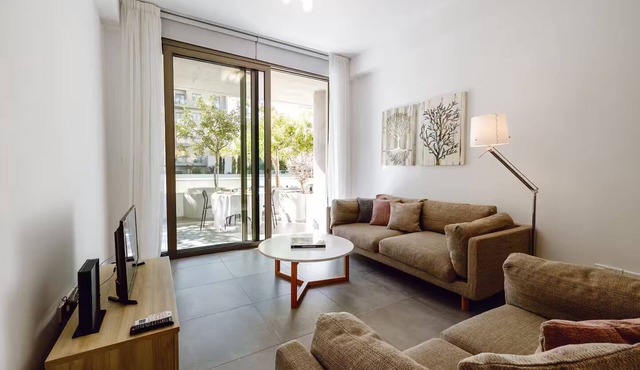Charming Elysia Park 2 bedroom luxury apartment with pool in centre of Paphos