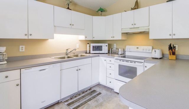 Charming Emerald Isle Escape < 1 Mi to Beach!