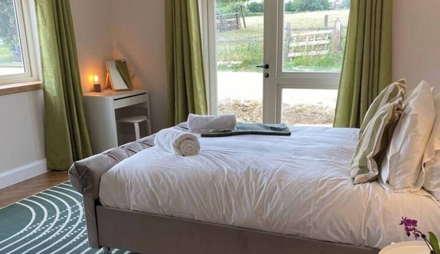 Charming ensuite room own entrance and guestlounge
