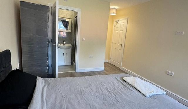 Charming Ensuite Room 1 with Garden Access in a 6 bed room apartment