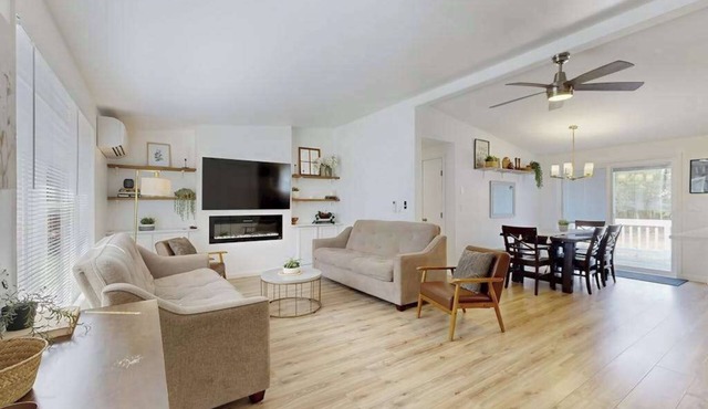 Charming Farm Country Retreat Near Wisconsin Dells Attractions, w/firepit & WIFI