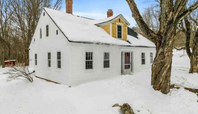 Charming Farm Loft, Mini Cows & Mtn Views