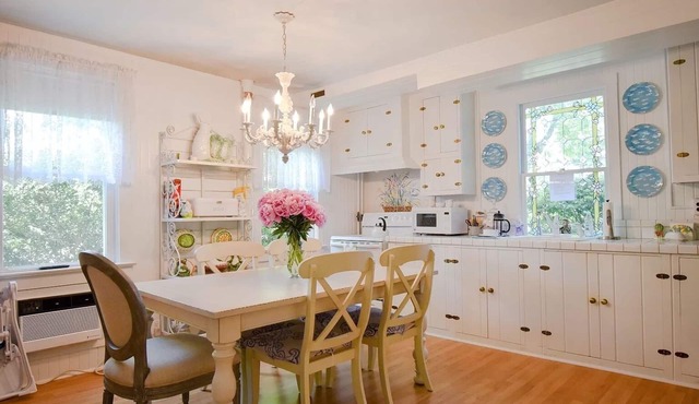 Charming Farmhouse with new large heated pool