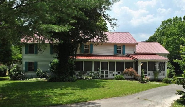Charming Farmhouse on working Red Haven Farm