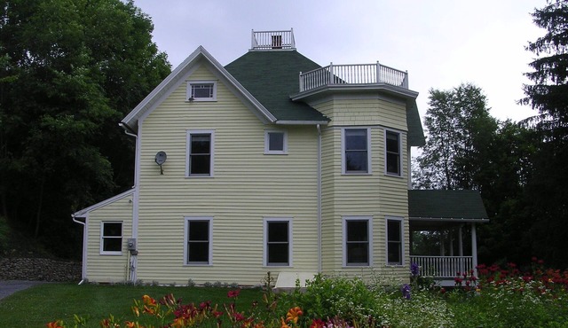 Charming Farmhouse with pool, near Belleayre Catskill Park. EV Level 2 charger