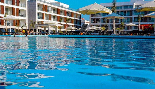 Charming Flat Close to the Beach with Shared Pool and Balcony with Pool View in Iskele, Cyprus