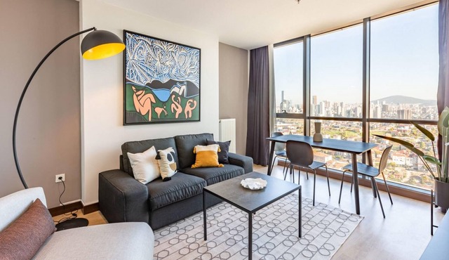 Charming Flat with Gorgeous City View in Atasehir