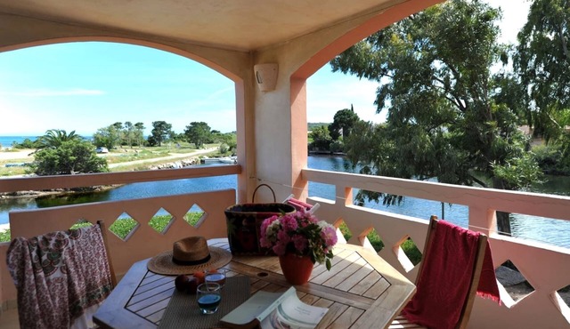Charming flat with its feet in the water