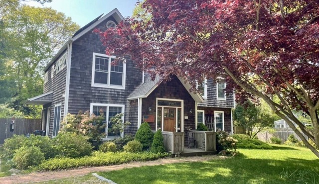 Charming Four Bedroom Home With Heated Pool Close To Beautiful Beaches