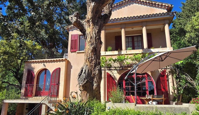 Charming family house, feet in the sea, 75 m walking to the beach Rayol