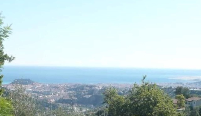 Charming studio in villa Fairytale view day and night on the sea and the city of Nice