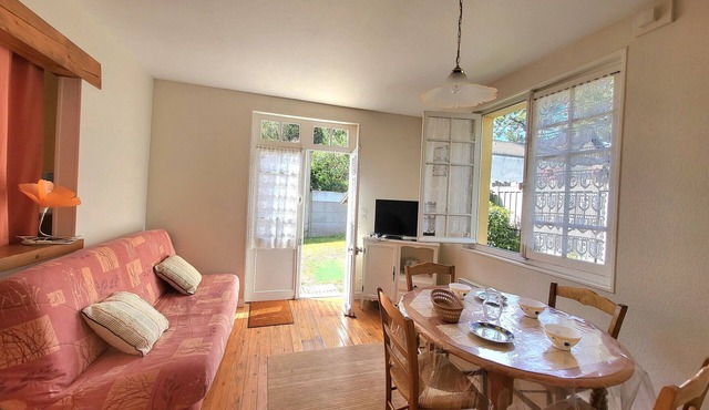 Charming 40s Beach House near Ocean, Shops & Activities