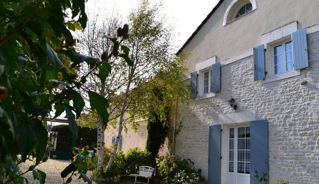 Charming riverside cottage with garden and wifi