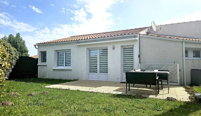 Charming 3-room house with mezzanine, terrace & parking, 5km from beaches - sleeps 6
