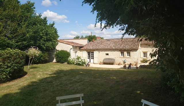 Charming country house, sleeps 6, 3 bedrooms (2 suites), quiet location, garden, parking