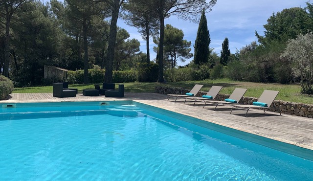 Charming property with tennis court and swimming pool in Provence