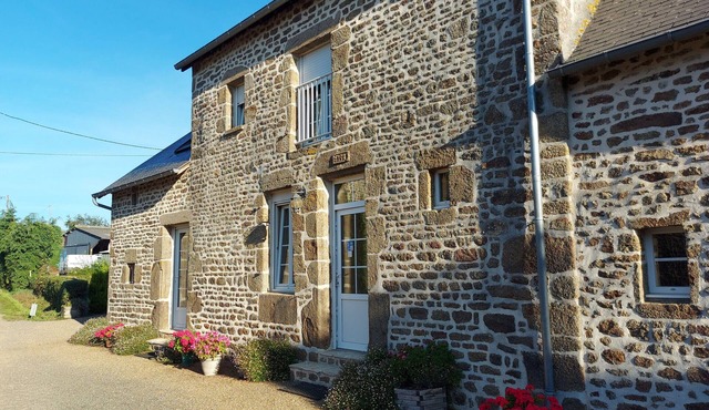 Charming Countryside Cottage: 3 Bedrooms, Enclosed Garden, BBQ, Pet-Friendly, Near Mayenne