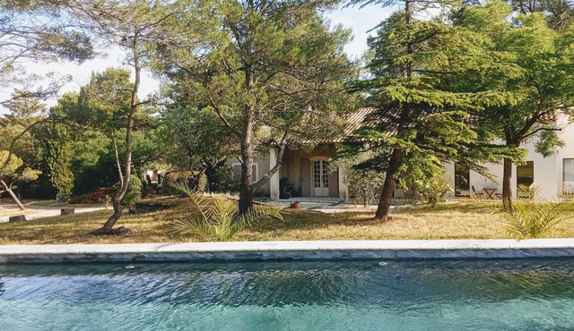 Charming house with swimming pool in the quiet Alpilles for 6 to 10 people