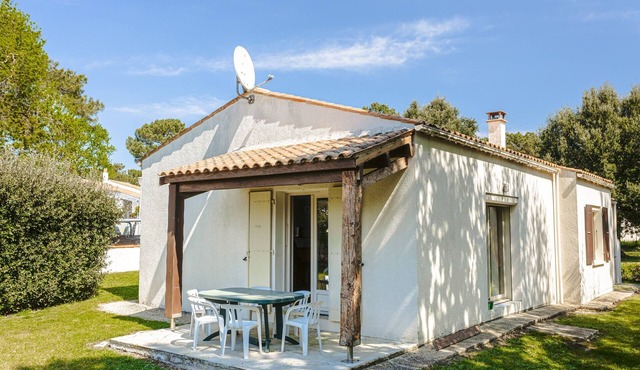 Charming Detached House with Terrace, Garden, and Garage 5 Minutes from the Beaches