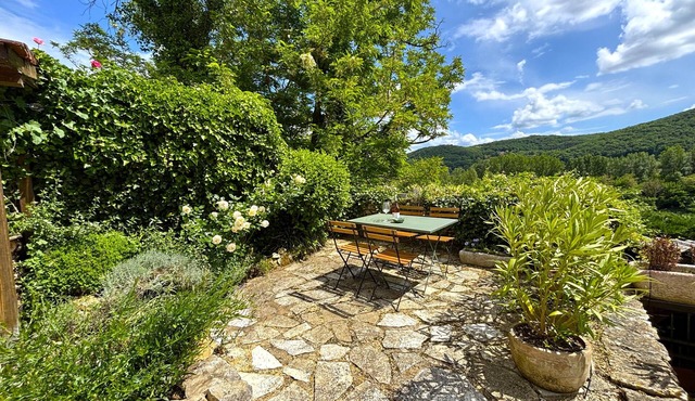CHARMING COTTAGE WITH GATED GARDEN AND VIEWS OVER THE DORDOGNE NEAR BY BEYNAC