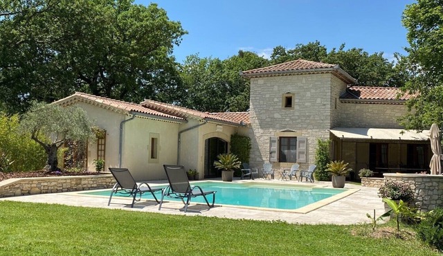 Charming, air-conditioned house with a pool; housekeeping and linens included
