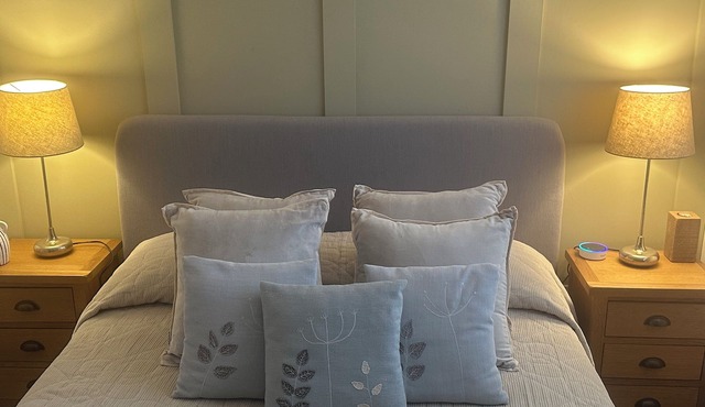 Charming Friendly bed & breakfast in serene north Cardiff with WiFi