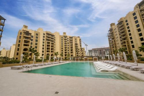 Charming Fully-Equipped 2BDR, Gym & Pool Access