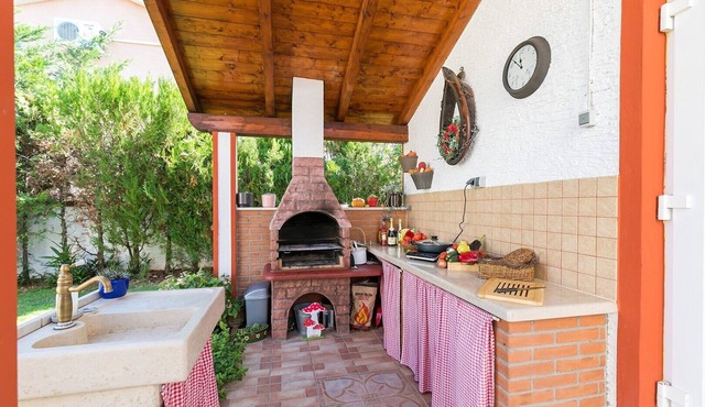 Charming fully-equipped villa with a private garden and pool