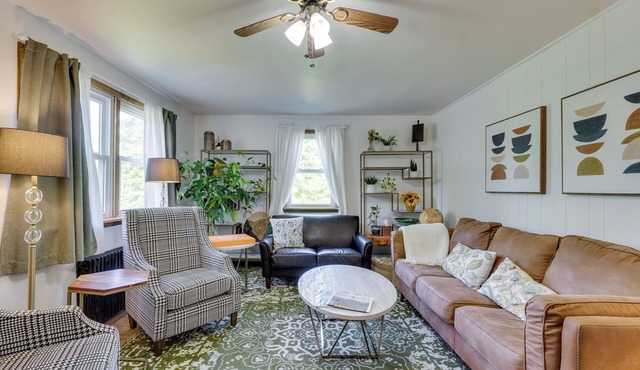 Charming Gardiner Home w/Yard & Sunroom