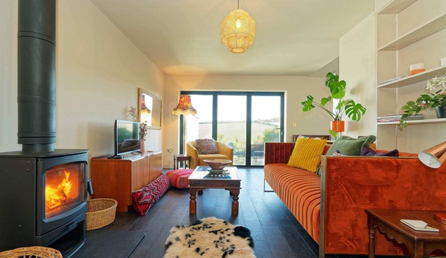 Charming Getaway: BBQ Patio, Fire Pit, Near Kent Downs Trails