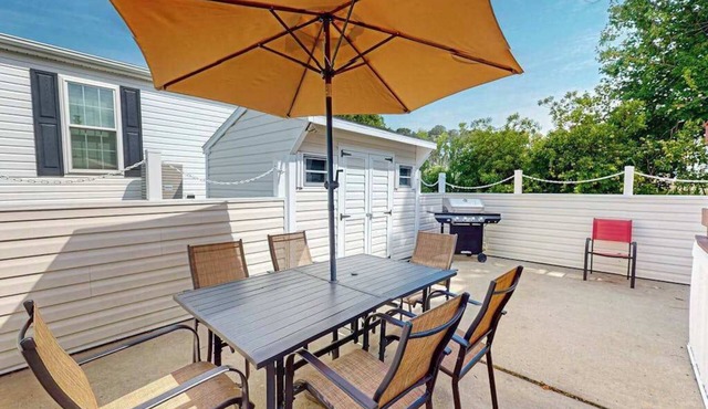 Charming getaway with modern amenities, tennis court, pool, & private patio