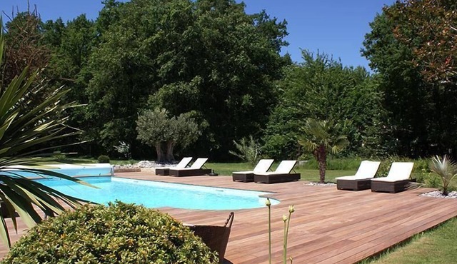Charming gîte 120 m2 for 6 people: 3 bedrooms and 2 bathrooms with private parking and garden. On-site swimming pool and private park. Discreetly adjoining the Gîte Eucalyptus with private garden, terrace and parking. Exposition Sud Es