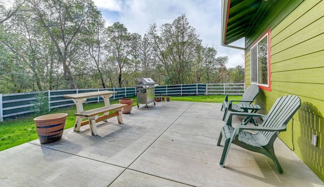 Charming Grants Pass Cottage w/Patio & Gas Grill!