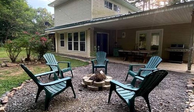 Charming Group Cottage with Amazing Equipped Backyard in Arkansas
