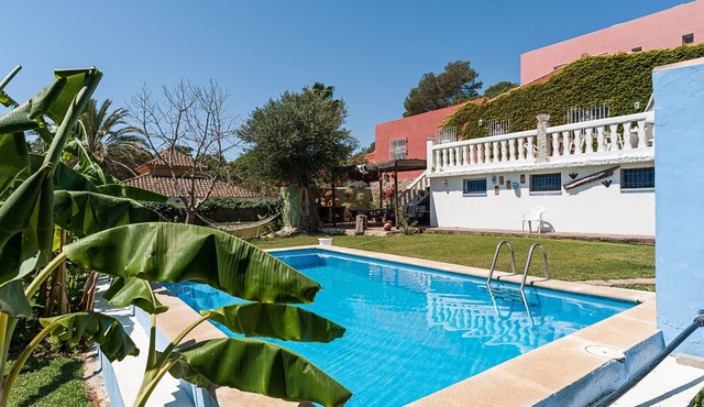 Charming Holiday Home "Bambú" with Outdoor Pool