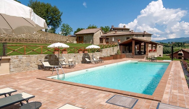 charming hamlett with private ool, ideal place for vacation with friends