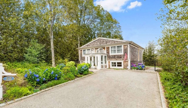 Charming Hamptons Retreat - Private Lake access